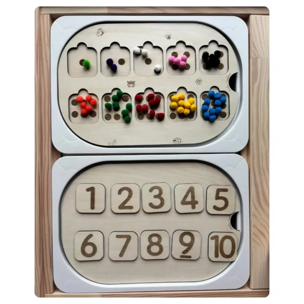 Insert sensoriel chiffres 1 à 10 en bois utilisé dans un bac sensoriel avec accessoires colorés
