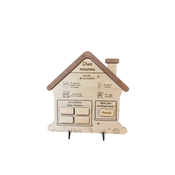 Support en bois vu de face avec la maison des rituels installée en position verticale