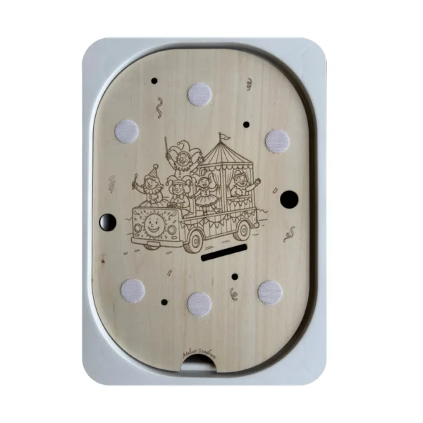 Insert sensoriel en bois thème carnaval avec scène de défilé et camion festif