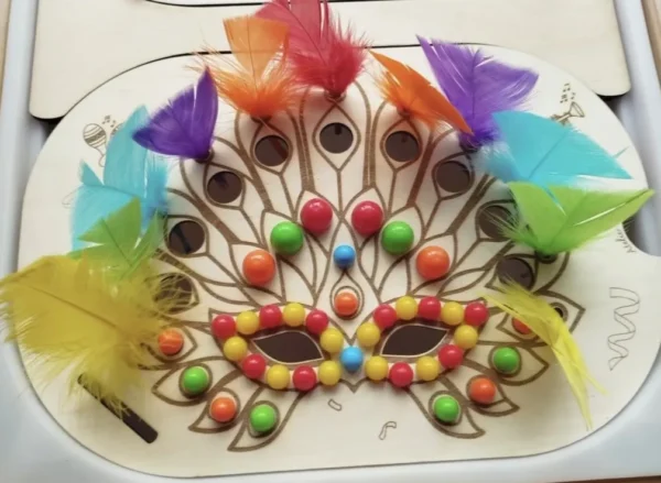insert sensoriel masque de carnaval décoré avec picots et plumes de couleurs
