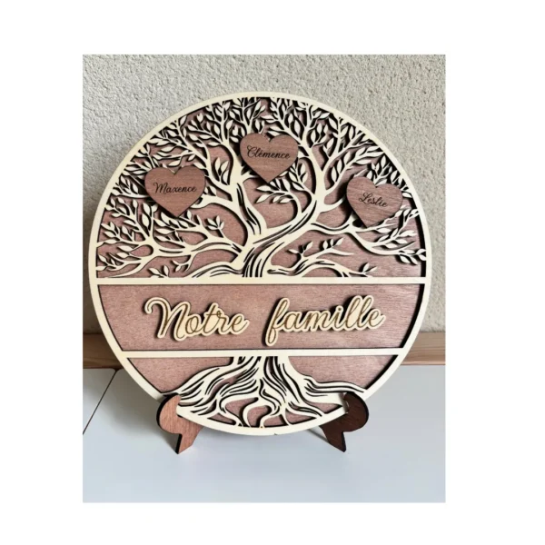 Arbre généalogique rond en bois avec bandeau central gravé, posé sur un meuble décoratif