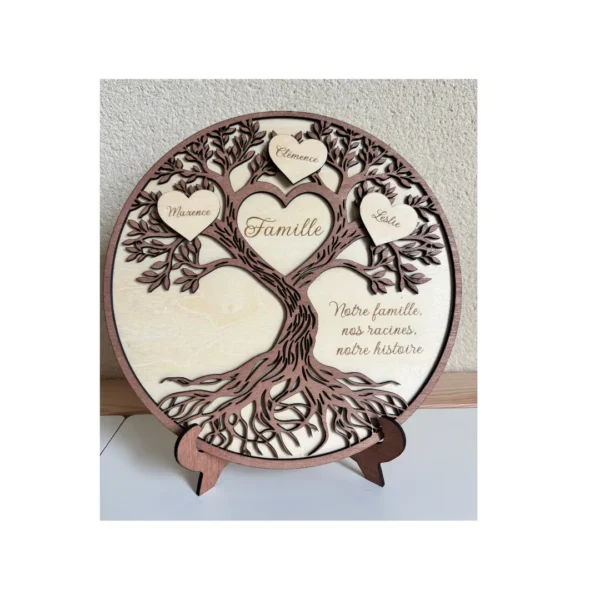 Arbre généalogique rond en bois avec cœur central, posé sur un meuble, avec cœurs suspendus personnalisés