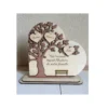 Arbre généalogique en bois en forme de coeur, personnalisé avec des prénoms, présenté en situation décorative sur un meuble, création artisanale en bois naturel