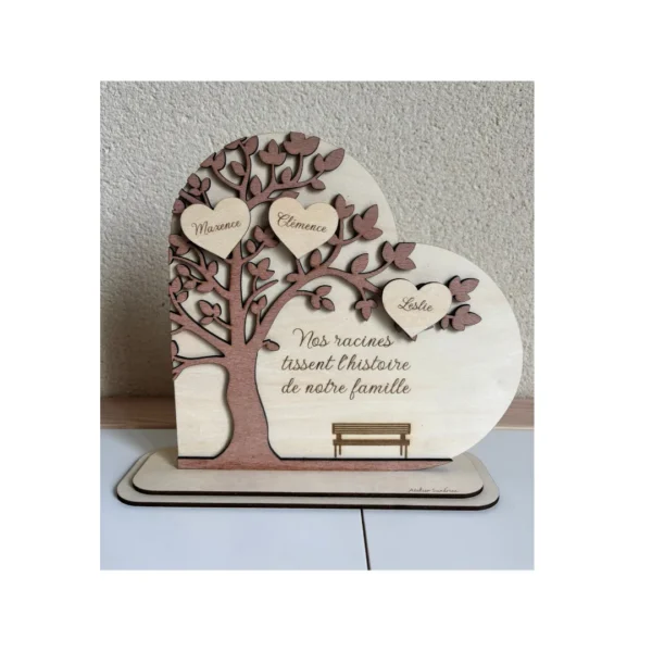 Arbre généalogique en bois en forme de coeur, personnalisé avec des prénoms, présenté en situation décorative sur un meuble, création artisanale en bois naturel