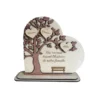 Arbre généalogique en bois en forme de coeur, avec prénoms personnalisés, représentant l'histoire familiale sur un support décoratif en bois naturel