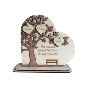 Arbre généalogique en bois en forme de coeur, avec prénoms personnalisés, représentant l'histoire familiale sur un support décoratif en bois naturel