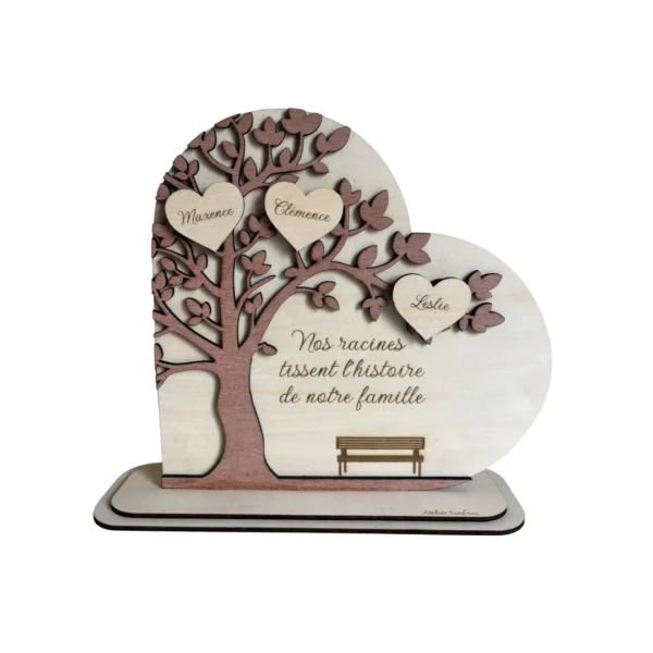Arbre généalogique en bois en forme de coeur, avec prénoms personnalisés, représentant l'histoire familiale sur un support décoratif en bois naturel