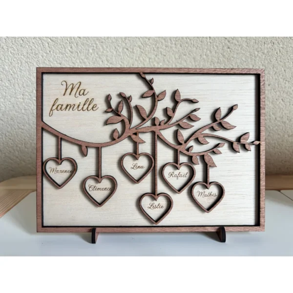 Arbre généalogique en bois rectangulaire personnalisé avec cœurs suspendus, présenté sur fond décoratif