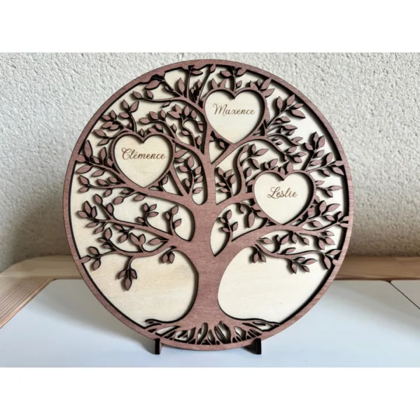 Arbre généalogique rond en bois à racines apparentes, posé sur un meuble, avec cœurs personnalisés