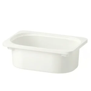 Petit bac IKEA utilisé pour une activité sensorielle avec support en bois et accessoires éducatifs pour enfant