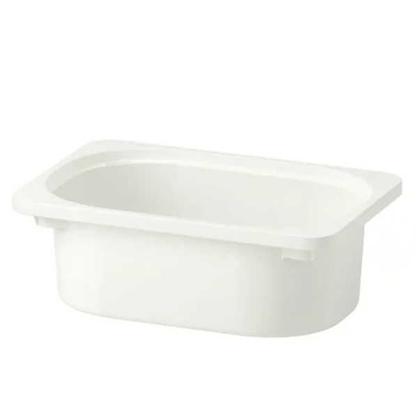 Petit bac IKEA utilisé pour une activité sensorielle avec support en bois et accessoires éducatifs pour enfant