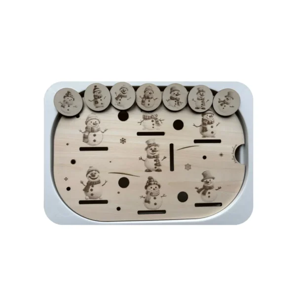 Insert sensoriel en bois thème bonhommes de neige avec jetons ronds en bois positionnés dans les fentes, activité de manipulation et motricité fine.