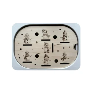 Insert sensoriel en bois représentant des bonhommes de neige, avec fentes et trous pour jeux de manipulation, création artisanale pour enfants.