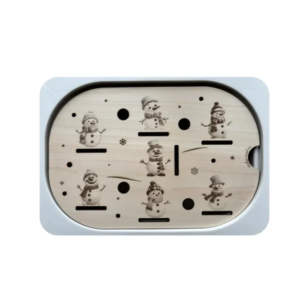 Insert sensoriel en bois représentant des bonhommes de neige, avec fentes et trous pour jeux de manipulation, création artisanale pour enfants.