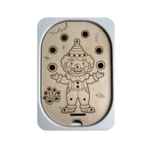 Insert sensoriel clown en bois gravé avec trous pour pompons et accessoires, activité de motricité fine et d’éveil pour enfants, création artisanale Atelier Sandrien