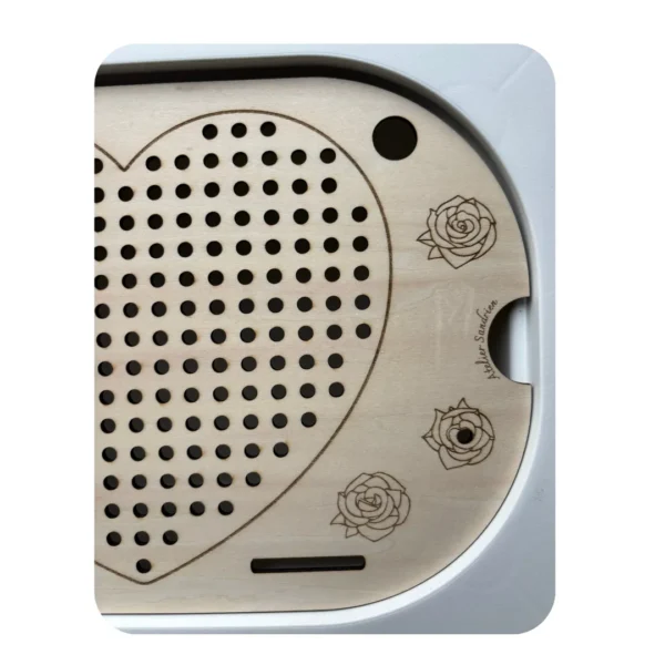 Insert sensoriel en bois coeur à trous motricité fine