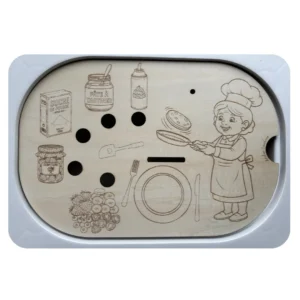 Insert sensoriel en bois cuisine gravé avec ingrédients et ustensiles, jeu de motricité fine autour de la préparation des crêpes, création artisanale Atelier Sandrien