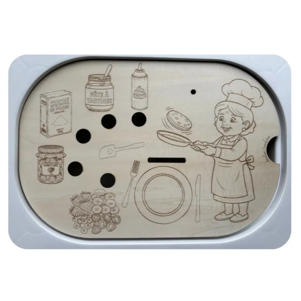 Insert sensoriel en bois cuisine gravé avec ingrédients et ustensiles, jeu de motricité fine autour de la préparation des crêpes, création artisanale Atelier Sandrien