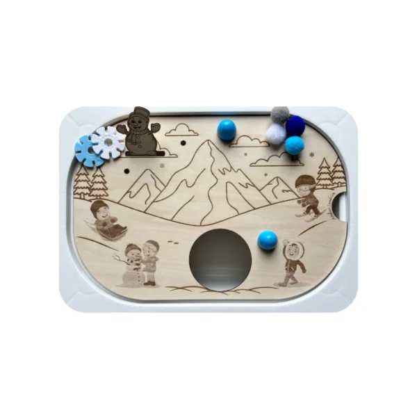 Insert sensoriel en bois hiver avec gobelet intégré en situation de jeu