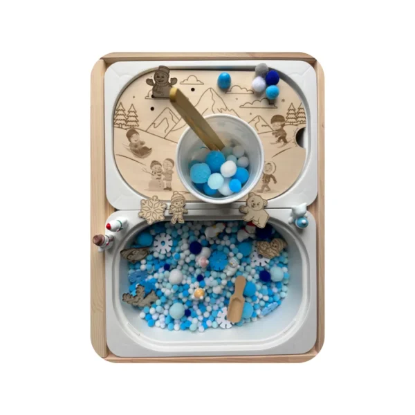 Insert sensoriel en bois hiver avec gobelet utilisé pour une activité de transvasement Atelier Sandrien