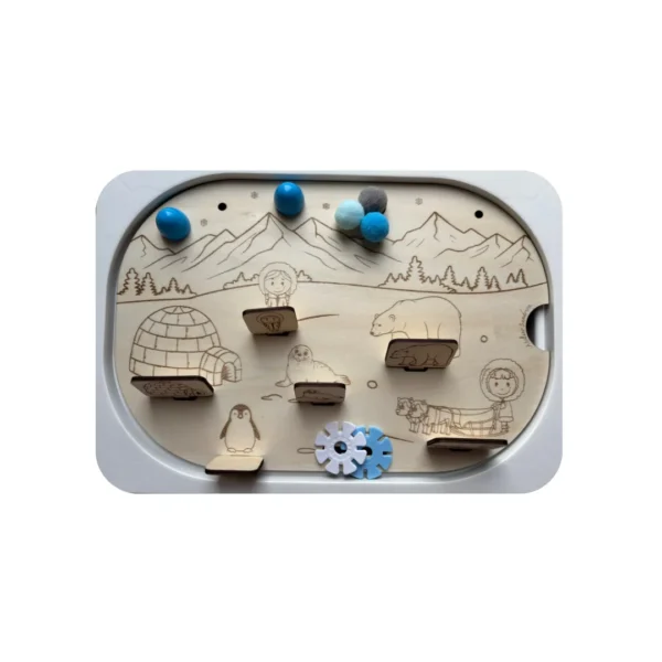 Insert sensoriel en bois thème hiver avec paysage enneigé et bâtonnets en bois en situation de jeu pour motricité fine