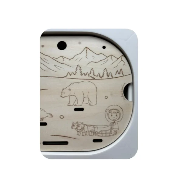 Zoom sur un insert sensoriel en bois thème hiver avec paysage enneigé gravé, sans accessoires