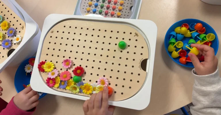 Inserts sensoriels en bois utilisés en atelier collectif par des enfants, manipulation et motricité fine