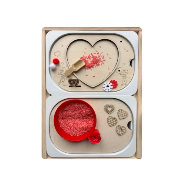 Insert sensoriel en bois - Coeur à remplir avec un peu de riz rouge et bol rempli de riz, et 4 coeurs en bois différentes textures