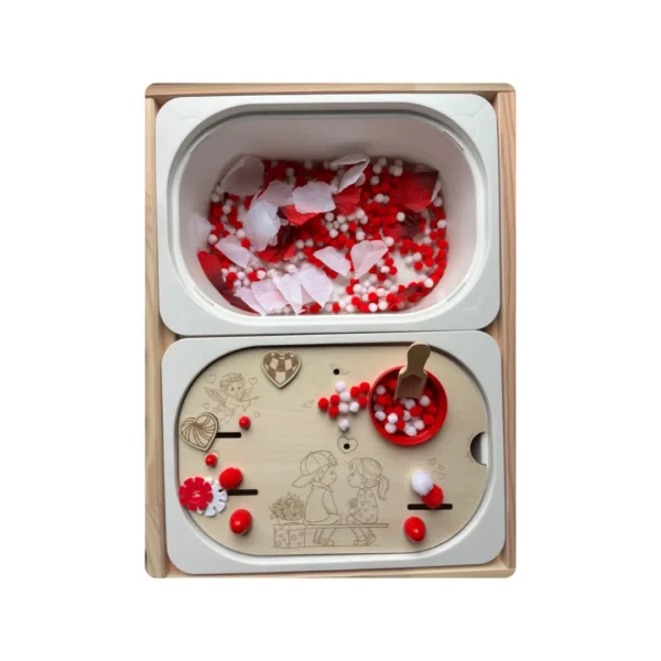 Insert sensoriel en bois avec emplacement gobelet- mise en scène Saint Valentin avec bac rempli de pompons rouges et blancs