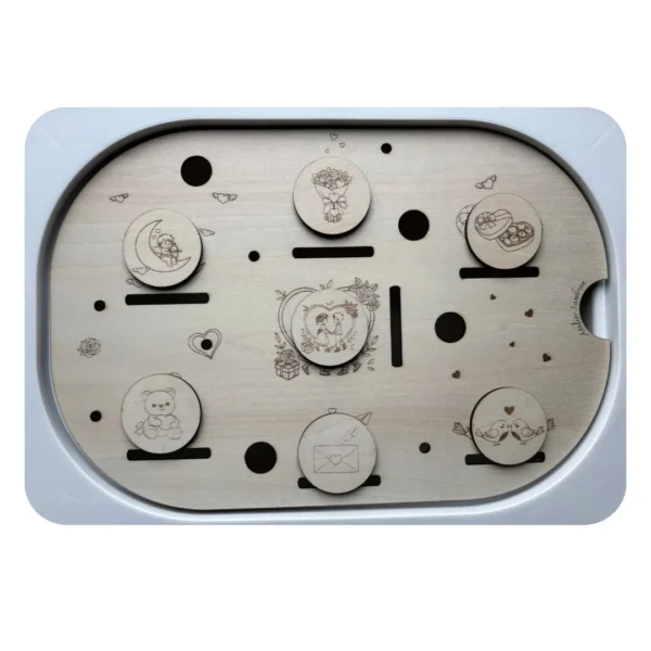 Insert sensoriel en bois Scène Saint Valentin avec ses jetons placés sur les dessins associés