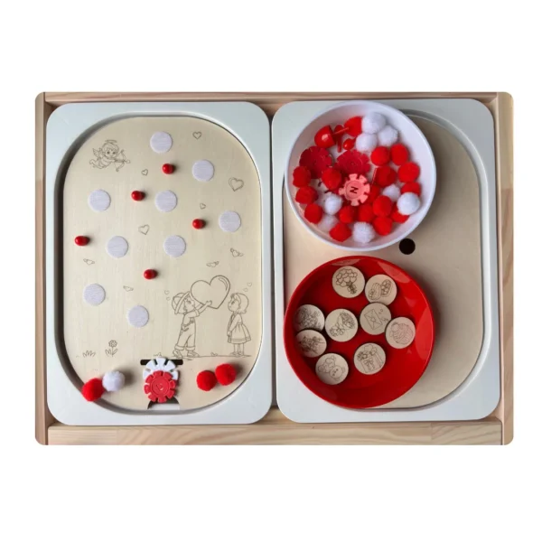 Insert sensoriel en bois Scène Saint Valentin avec ses emplacements scratch pour jetons en bois