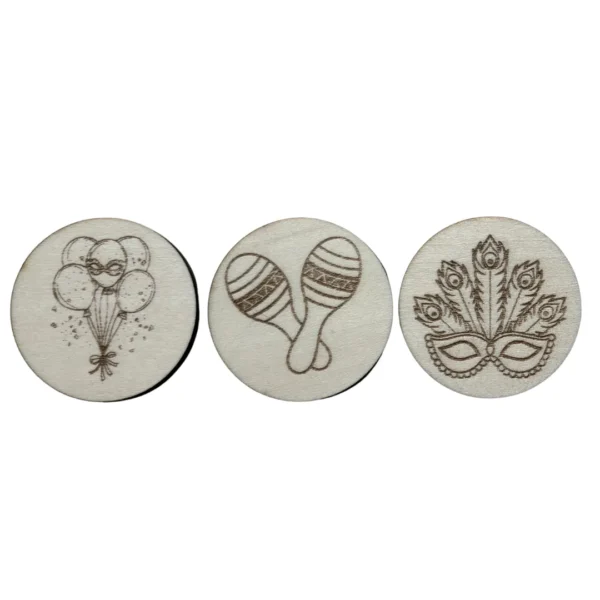 zoom sur 3 Jetons en bois thème carnaval avec accessoires de fête illustrés