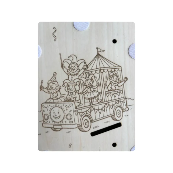 détail insert sensoriel en bois - char de carnaval avec enfant déguisés