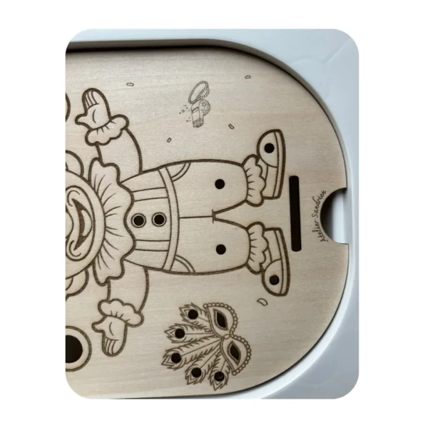 Insert sensoriel détail - clown en bois gravé avec trous pour pompons et accessoires, activité de motricité fine et d’éveil pour enfants, création artisanale Atelier Sandrien