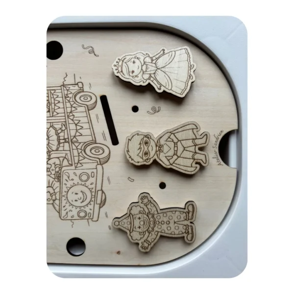 Insert sensoriel Carnaval en bois avec personnages, jeu de motricité fine - zoom