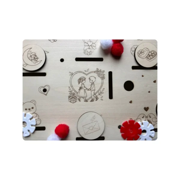 Insert sensoriel en bois - Scène Saint Valentin détail, jetons et accessoires