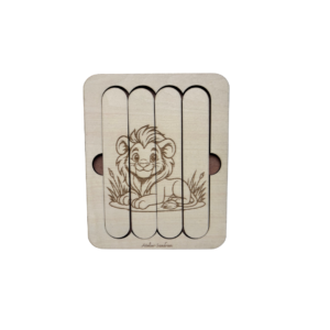 Puzzle en bois en forme de bâton avec un lion gravé, jeu éducatif artisanal pour enfant favorisant la motricité fine.