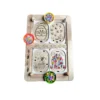 Plateau sensoriel en bois avec quatre inserts thème Pâques (lapin, œufs, motifs à remplir) et accessoires colorés, jeu éducatif favorisant la motricité fine, le tri et la créativité chez l’enfant.