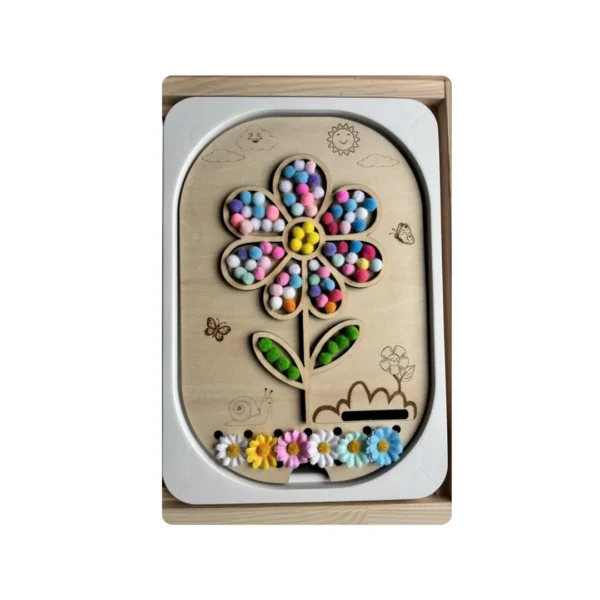 Insert sensoriel bois - fleur de formes remplie de pompons colorés