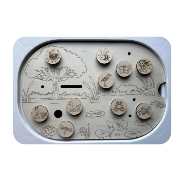 Insert sensoriel en bois sur le thème de la mare avec canards et jetons scratch amovibles pour activité de motricité fine, observation et langage enfant.