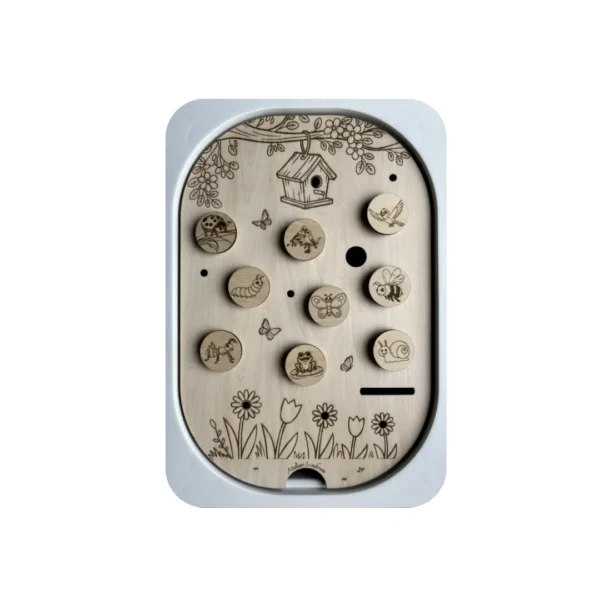 Insert sensoriel en bois avec pastilles scratch amovibles représentant des animaux du jardin pour activité de motricité fine et association enfant.
