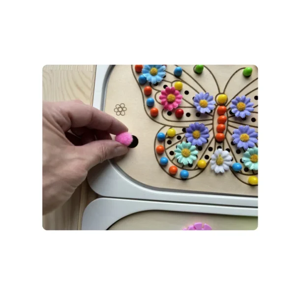 Insert sensoriel en bois – Papillon à trous