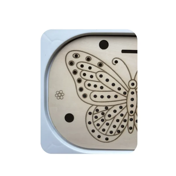 Insert sensoriel en bois – Papillon à trous