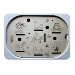insert sensoriel en bois gravé avec animaux du jardin : coccinelle, escargot, abeille, grenouille, oiseaux et canard pour activité motricité fine