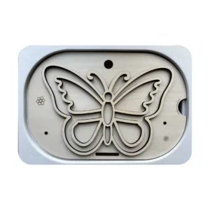 Insert sensoriel en bois en forme de papillon à remplir avec pompons ou éléments naturels pour activité de motricité fine et créativité enfant.