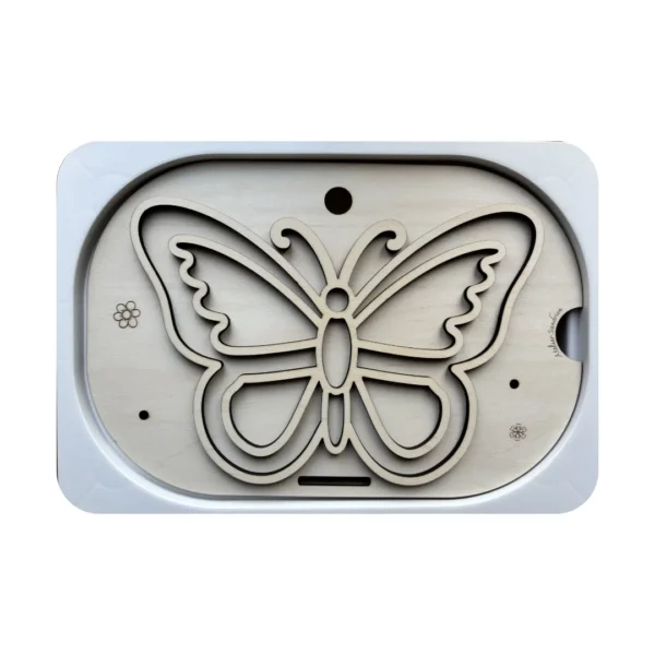 Insert sensoriel en bois en forme de papillon à remplir avec pompons ou éléments naturels pour activité de motricité fine et créativité enfant.