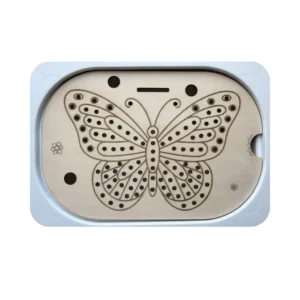 Insert sensoriel en bois en forme de papillon avec trous pour insérer pompons ou picots et développer la motricité fine et la créativité enfant.