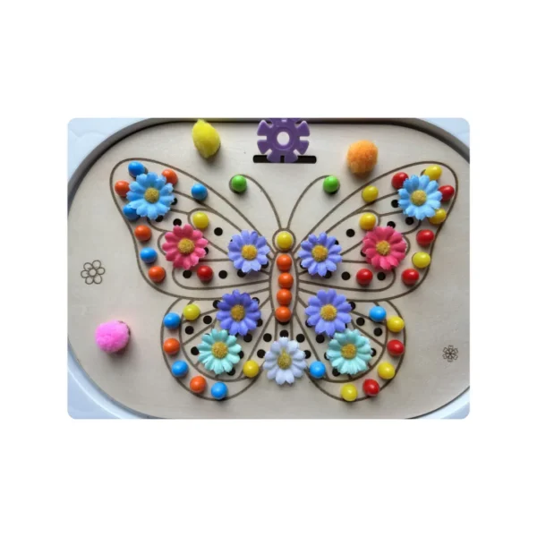 Insert sensoriel en bois – Papillon à trous