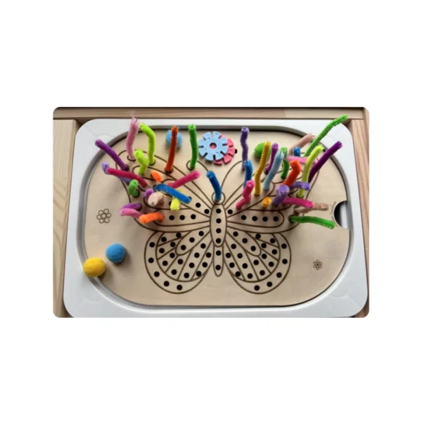Insert sensoriel en bois – Papillon à trous