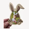 Cadre photo en bois forme œuf de Pâques avec oreilles de lapin et pattes, décoration artisanale pour photo d’enfant tenu en main
